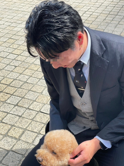 てる