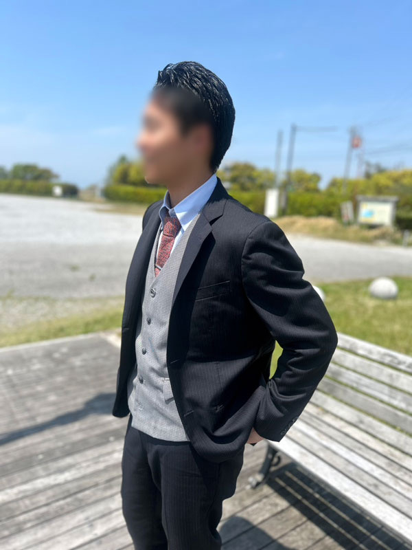 てる